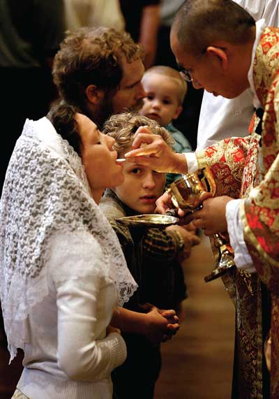La Sagrada Eucaristía: Nutrición y vida del cristiano: En la santa Comunión recibimos el Pan del Cielo