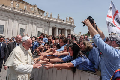 Amémonos unos a otros: El Papa Francisco habla a los jóvenes